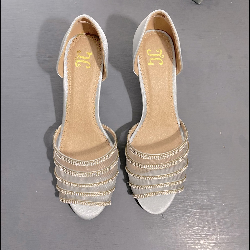 SIMONE SANDAL
Shop all Journee Collection
